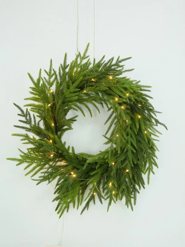 PINE WREATH WITH LED USB POWERED 61CM